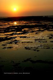 Image du Maroc Professionnelle de  Souiria Leqdima situé à 30 km au sud de Safi fut un village de pêcheurs, avec son petit port où quelques artisans pratiquent la pêche traditionnelle à la canne. Un magnifique coucher de soleil dans cette splendide région du Maroc sur l'océan atlantique. De nombreux européens profitent des joies de la mer sur cette plage un peu désertée par les marocains, 18 Juillet 2006. (Photo / Abdeljalil Bounhar)